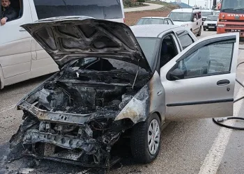 Kırmızı ışıkta duramdı araçlara çarparak alev aldı