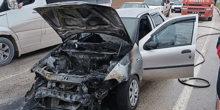 Kırmızı ışıkta duramdı araçlara çarparak alev aldı