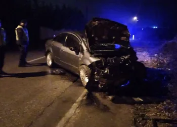 Ehliyetsiz sürücü evin duvarına çarptı