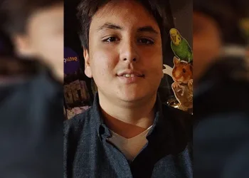 Kontrolden çıkan motosiklet tıra çarptı