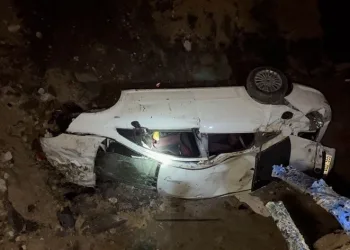 Kontrolden çıkan otomobil metro inşaatına uçtu
