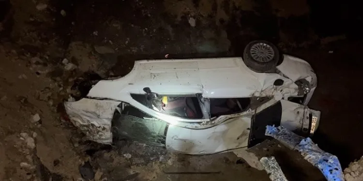 Kontrolden çıkan otomobil metro inşaatına uçtu
