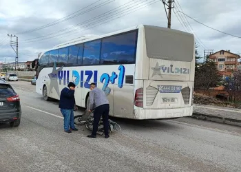 Otobüsüle çarpışan motosikletteki genç hayatını kaybetti