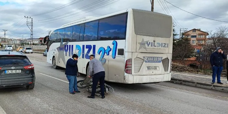 Otobüsüle çarpışan motosikletteki genç hayatını kaybetti