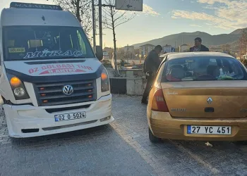 Adıyaman’da otomobil ile minibüs çarpıştı