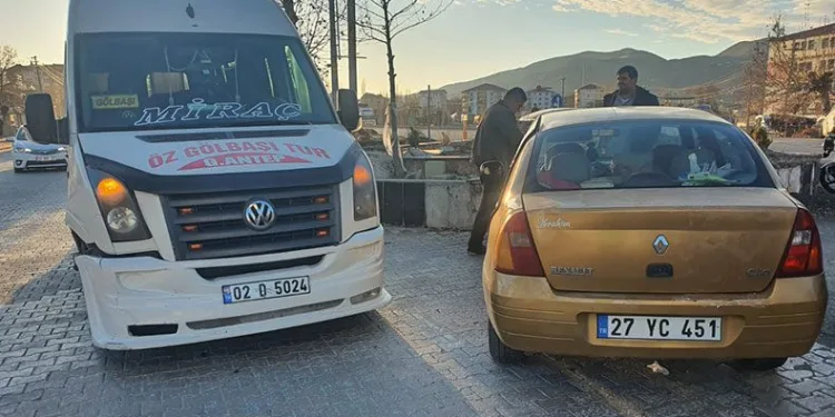 Adıyaman’da otomobil ile minibüs çarpıştı