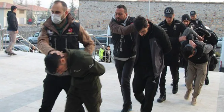 “Kökünü kurutma operasyonunda” 33 kişi adliyede