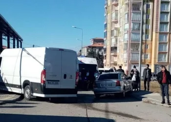 Malatya’da minibüs ile otomobil çarpıştı