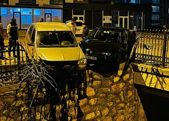 Otomobiller kanal kenarında asılı kaldı