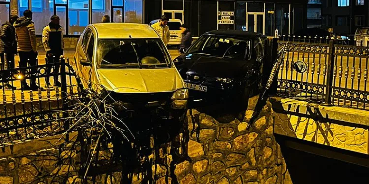 Otomobiller kanal kenarında asılı kaldı