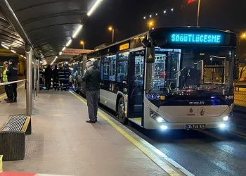 Metrobüs durağında korkunç olay