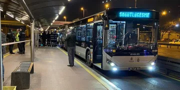 Metrobüs durağında korkunç olay