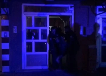 Eşini bulamayınca rastgele ateş açtı