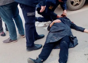 Hareket halindeki araçtan düşen kadın yaralandı