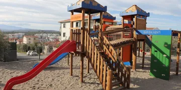 Gemlikli çocuklar yeni parklarına kavuştu