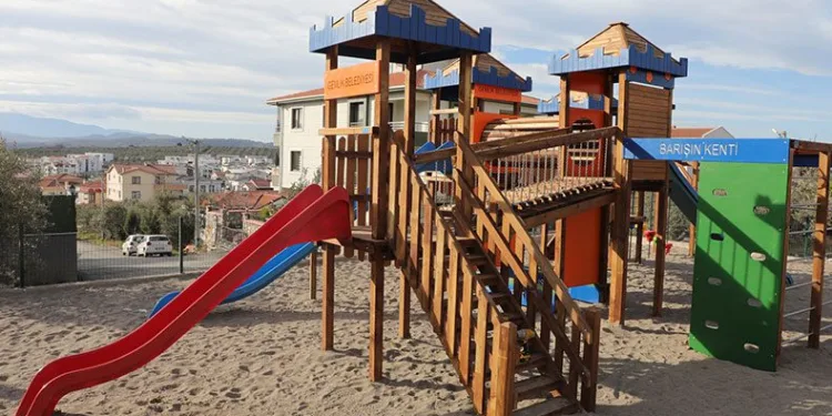 Gemlikli çocuklar yeni parklarına kavuştu