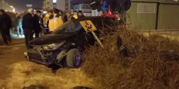 Kontrolden çıkan iki otomobil araziye düştü
