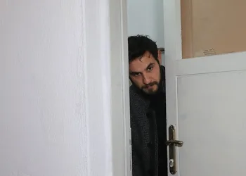 Parasını alamayınca kiracısının kapısına dayandı