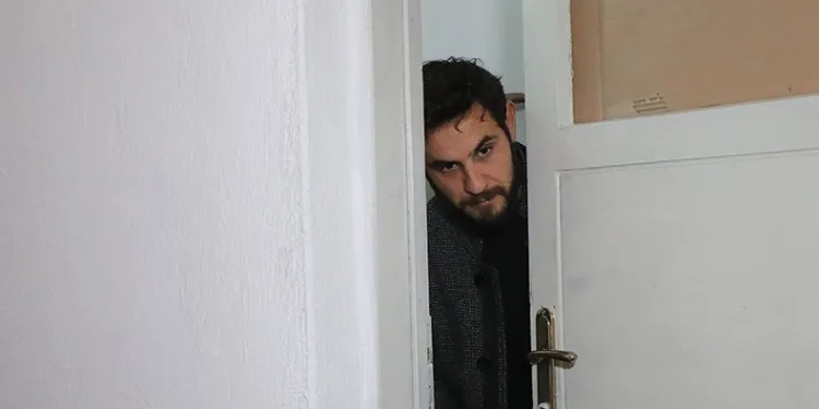 Parasını alamayınca kiracısının kapısına dayandı