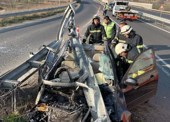 Otomobil bariyerlere ok gibi saplandı