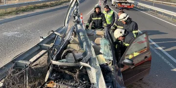 Otomobil bariyerlere ok gibi saplandı