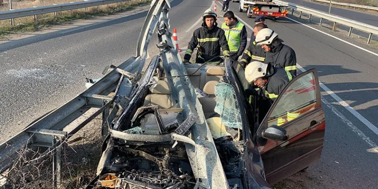 Otomobil bariyerlere ok gibi saplandı
