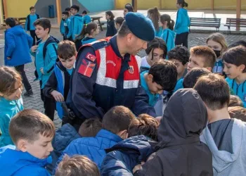 Jandarmadan 400 öğrenciye karne sürprizi