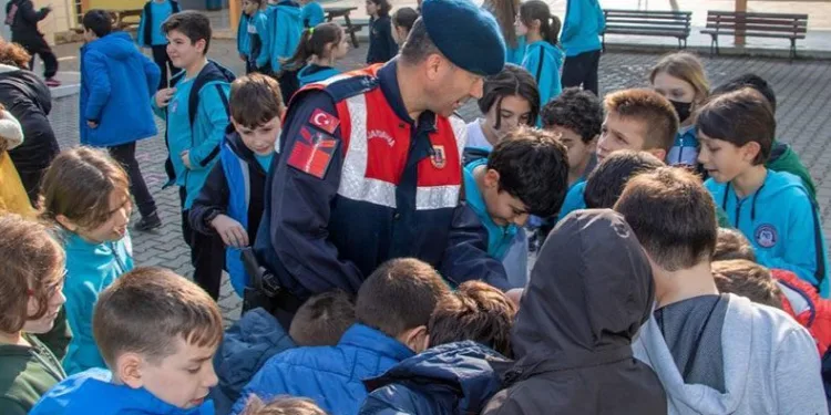 Jandarmadan 400 öğrenciye karne sürprizi