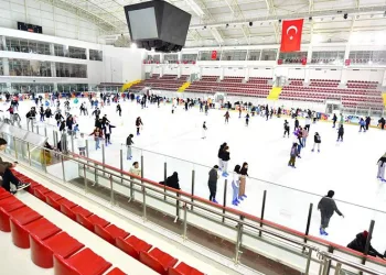 İzmir’de karneyi alan buz pistine koştu