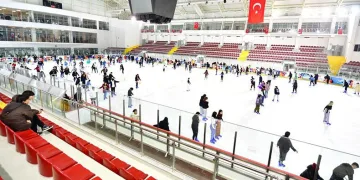 İzmir’de karneyi alan buz pistine koştu