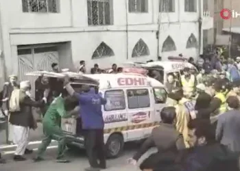 Pakistan’da camide intihar saldırısı