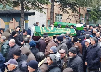 Emekli askerin öldürdüğü eşi ve oğlu birlikte toprağa verildi