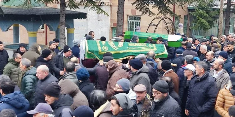 Emekli askerin öldürdüğü eşi ve oğlu birlikte toprağa verildi