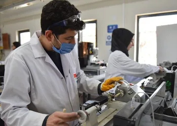 Kursiyerler miniklere oyuncak yapıyor