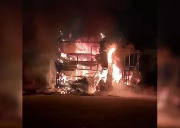Park halindeki halk otobüsü alev alev yandı