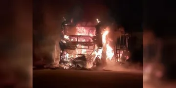 Park halindeki halk otobüsü alev alev yandı