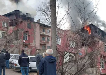 Çatı katı alevlere teslim oldu