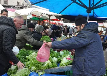 Tüm ürünlerini 5 liradan sattı