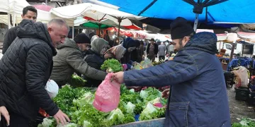 Tüm ürünlerini 5 liradan sattı