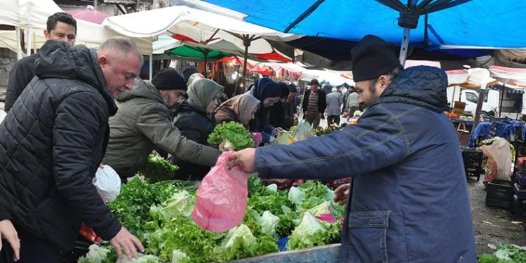 Tüm ürünlerini 5 liradan sattı