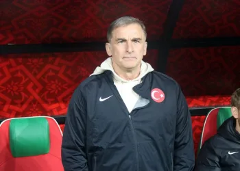 A Milli Takım Teknik Direktörü Stefan Kuntz dizinden ameliyat oldu