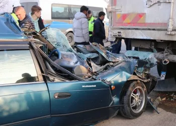 Kamyona ok gibi saplandı: 1 ölü, 1 ağır yaralı