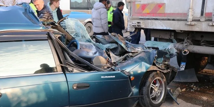 Kamyona ok gibi saplandı: 1 ölü, 1 ağır yaralı
