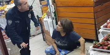 Oğlu tarafından bıçaklanan kadın markete sığındı