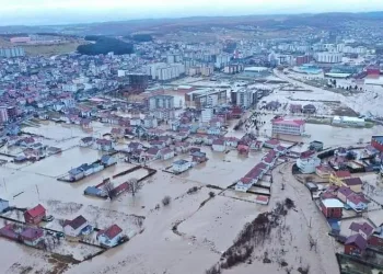 Kosova’da sokaklar sular altında kaldı
