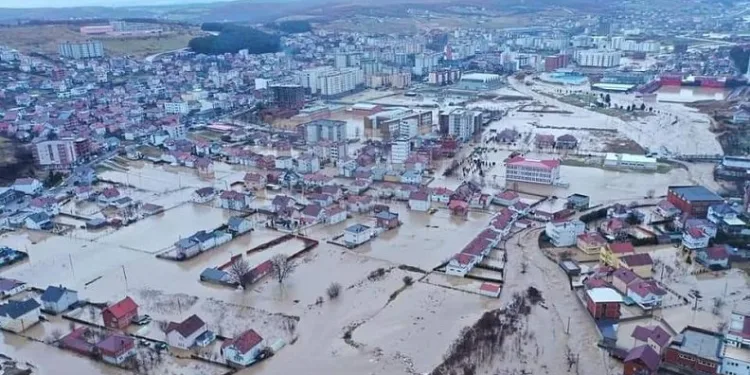 Kosova’da sokaklar sular altında kaldı