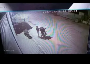 Otomobil lastiklerini kıyafet gibi giyip çaldılar