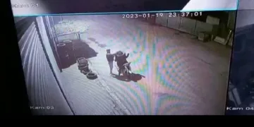 Otomobil lastiklerini kıyafet gibi giyip çaldılar