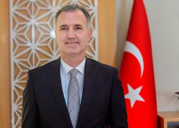 Kaybolan karneyi İnegöl Belediyesi öğrenciye teslim etti