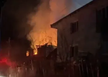 Yanan ahşap evden geriye enkazı kaldı